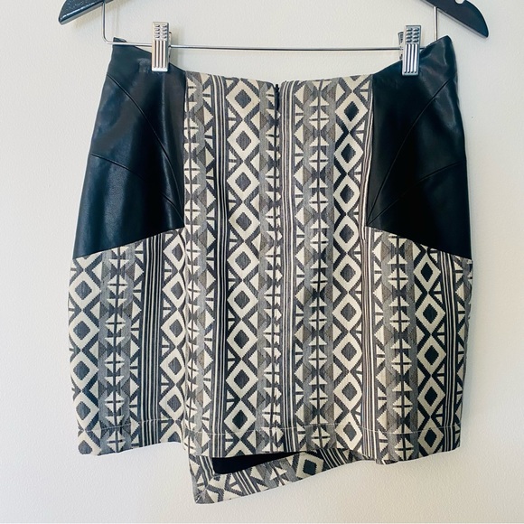 Women’s asymmetrical cut mini skirt - Picture 2 of 3